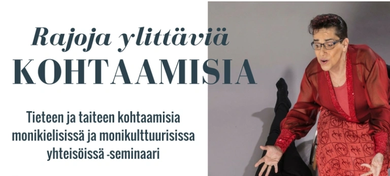 Oikealla punaisiin vaatteisiin pukeutunut esiintyjä kumartuneena eteenpäin sanoo jotakin. Teksti "Rajoja ylittäviä kohtaamisia – tieteen ja taiteen kohtaamisia monikielisissä ja monikulttuurisissa yhteisöissä -seminaari".