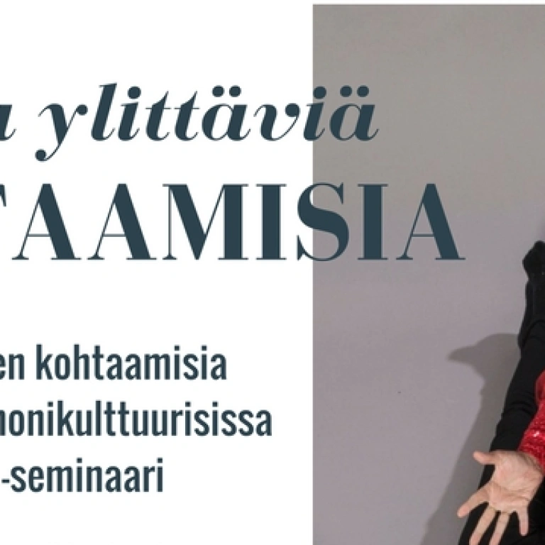 Oikealla punaisiin vaatteisiin pukeutunut esiintyjä kumartuneena eteenpäin sanoo jotakin. Teksti 